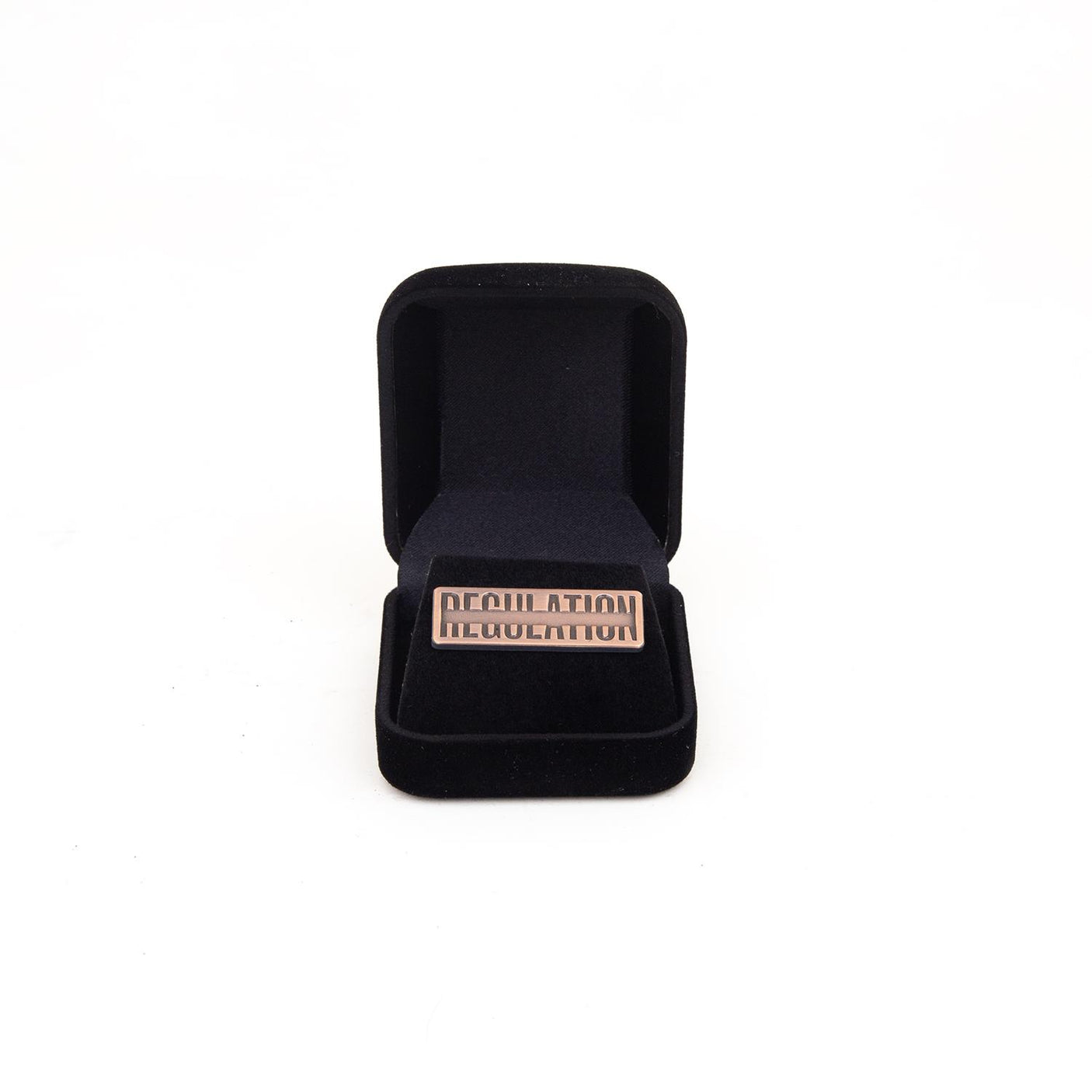 Épingle avec le logo REGULATION, n° 002, bronze, édition limitée.