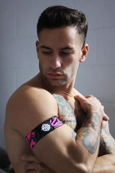 Breedwell Neo Camo Armband, Neon Pink from Breedwell.