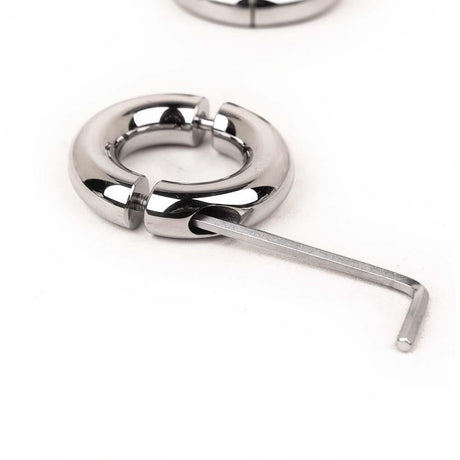 Rounded Stainless Steel Ball Stretcher, Screw Closure from REGULATION.